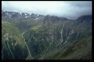 Die Kasseler Hütte (2177m) trohnt in einer rauhen, von Gletschern geschaffenen Bergszenenerie auf ihrem Felsvorsprung