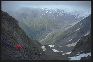 Abstieg aus der Mörchenscharte durch die über 1000m hohe Mörchenklamm - auf der anderen Talseite gegenüber grüßt die Greizer Hütte (2226m)