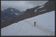 Der letzte Anstieg zur Mörchenscharte (2870m) führt über ein flaches Firnfeld