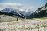 Weggabelung zur Forcla Di Lech, im Hintergrund der Gletscher der Marmolada