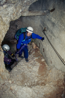 Kerstin auf dem Weg im Tunnel aufwaerts - Taschenlampe ist ein muss