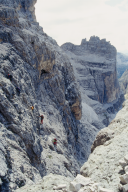 Ueber gestuften Fels geht es ueber Stunden in der Flanke der Tofana di Rozes aufwaerts